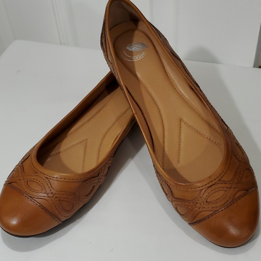 NWOT NURTURE ACARA CAMEL LEATHER FLATS